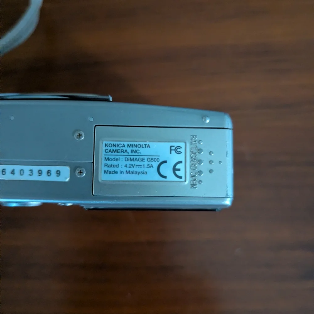 Minolta DiMAGE G500 5MP Digital Camera 3x Optical Zoom And Battery